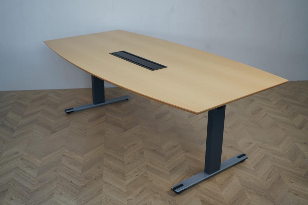 Dencon konferencebord 210x110 cm i bøg med kabelgennemføring og stik – set skråt forfra